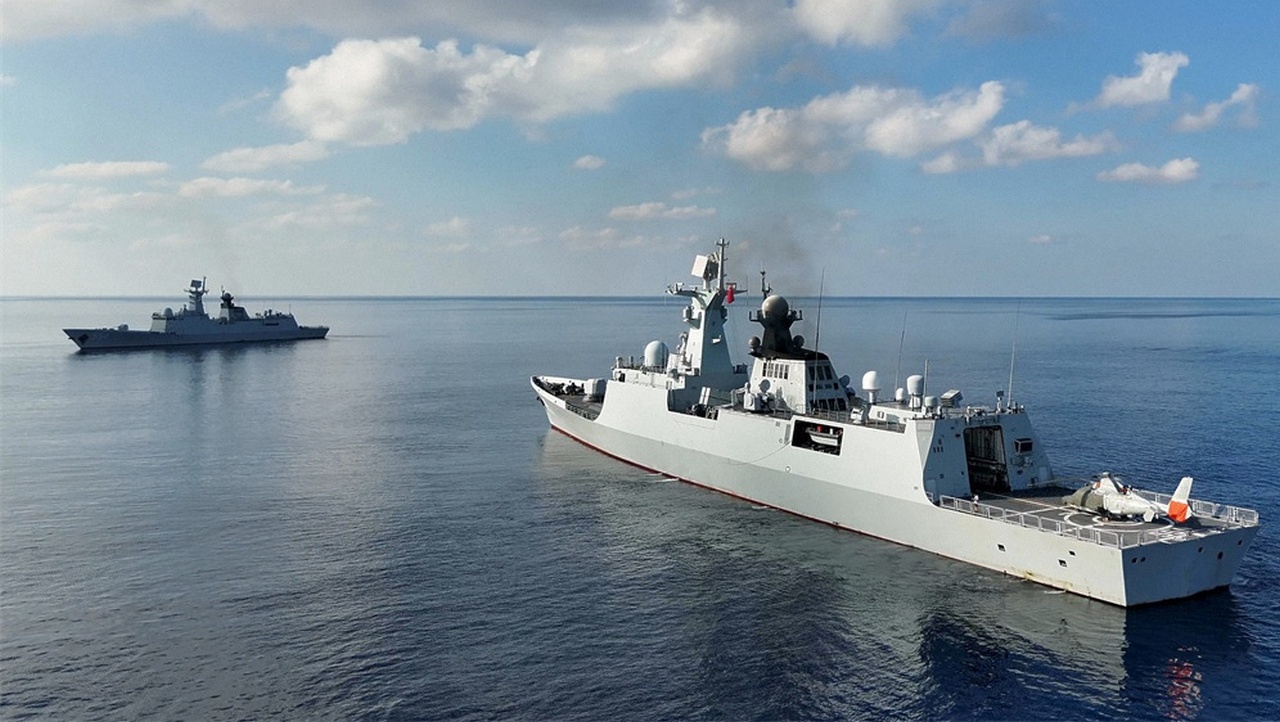 Ракетные фрегаты «Баяннур» и «Тунляо» ВМС НОАК во время морских учений 21 апреля 2026 г.