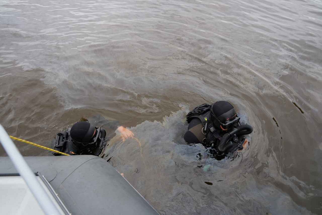Боевые пловцы Ленинградской военно-морской базы Балтийского флота выполнили водолазные спуски в Кронштадте.