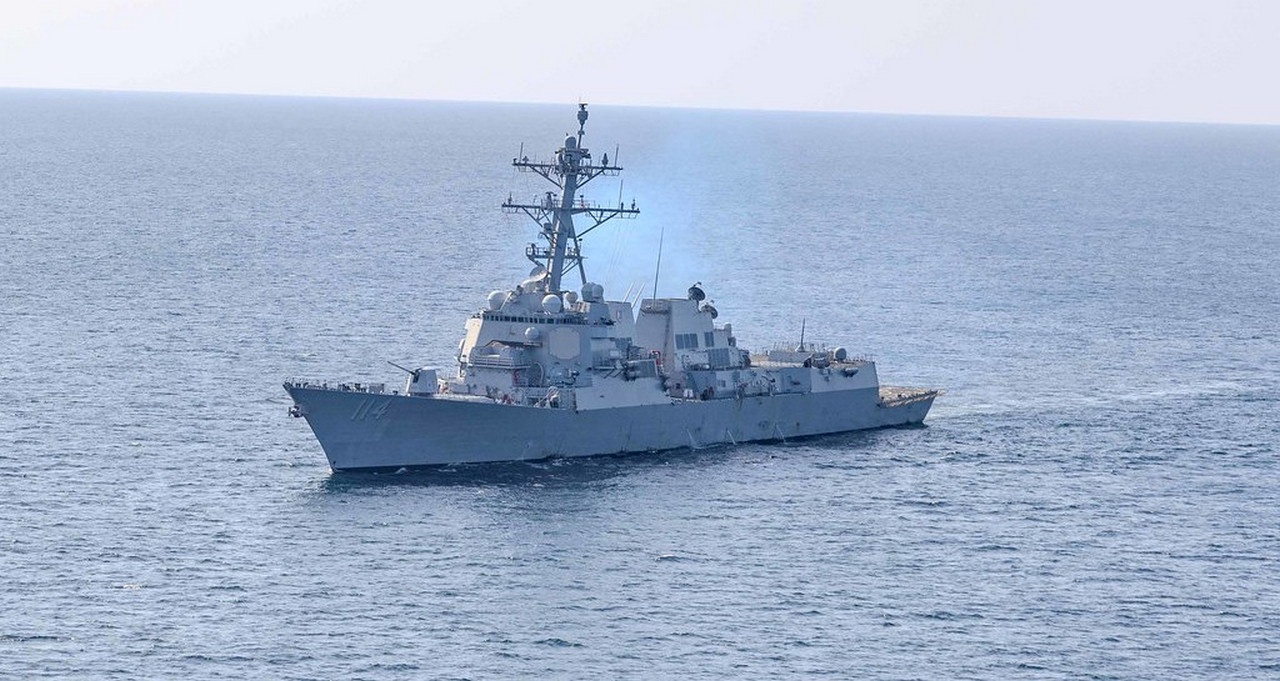 Эсминец УРО класса «Арли Бёрк» в Японском море.