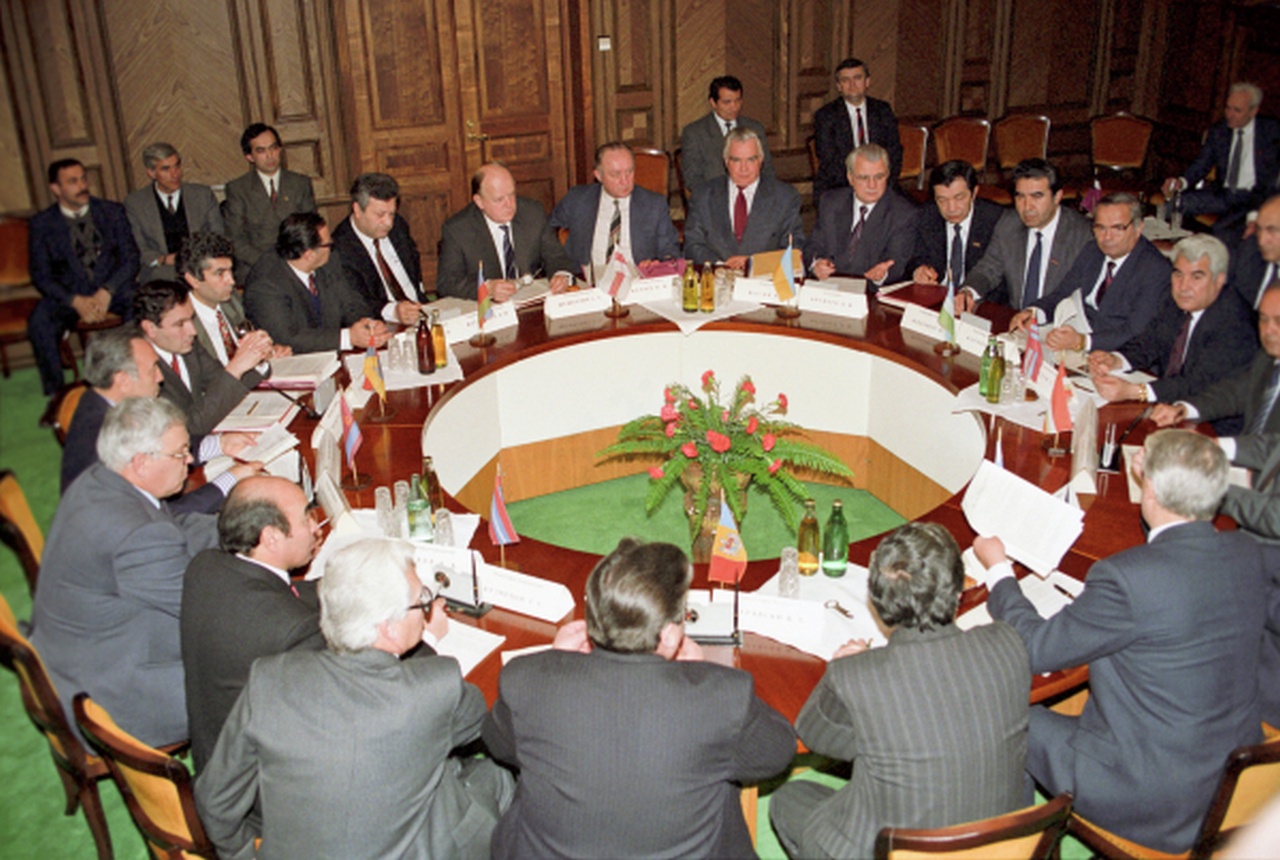 Встреча глав государств СНГ в Москве пока ещё за круглым столом, 1992 г.