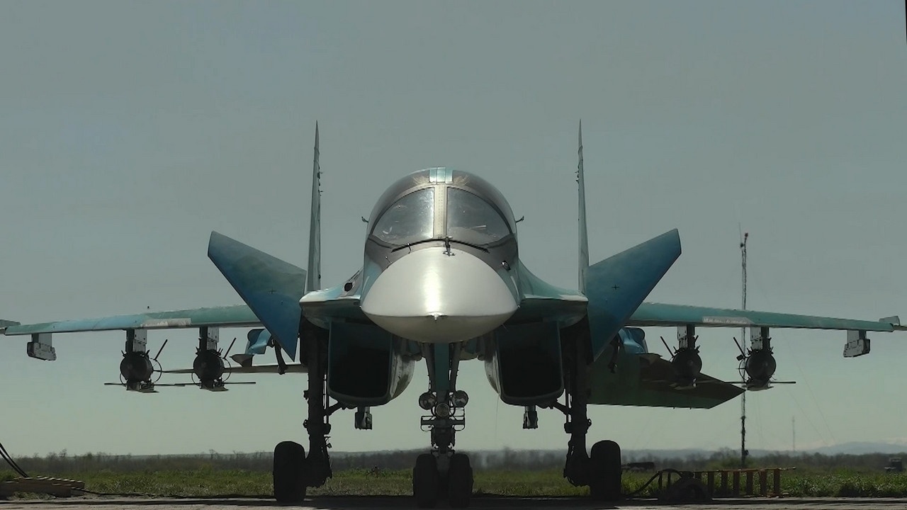 Истребитель-бомбардировщик Су-34 готов к очередному боевому вылету.