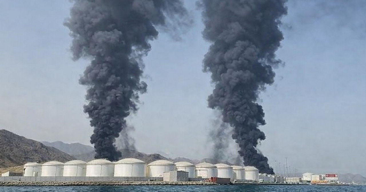 Нефтепромышленная зона в порту Фуджейра (ОАЭ) подверглась атаке, предположительно, иранских БПЛА.
