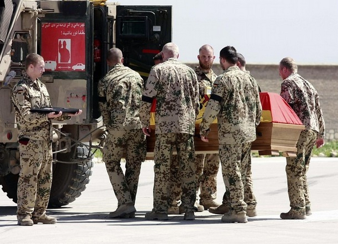 Германия поддержала США в военной операции в Афганистане, потеряв 59 солдат убитыми и около 350 ранеными.