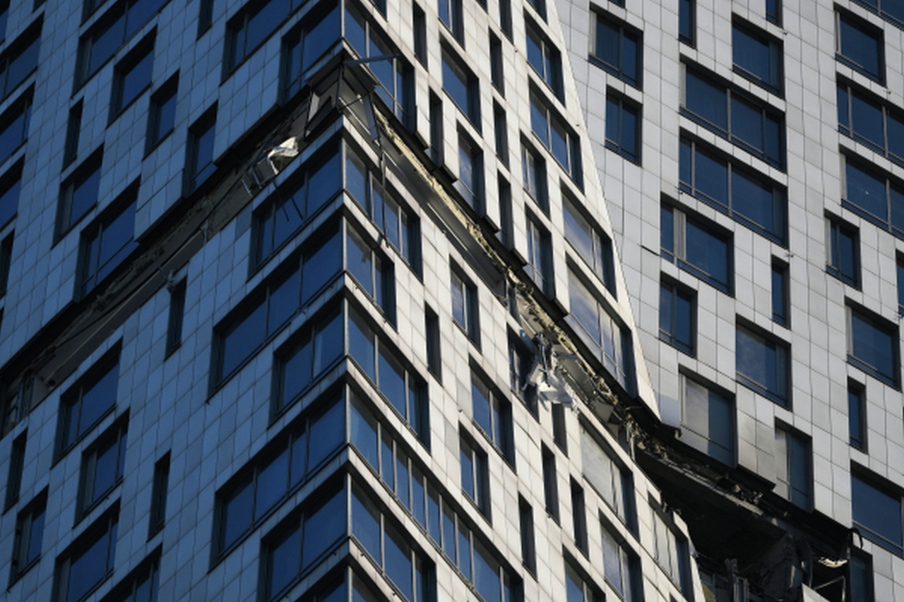 Жилое здание на Мосфильмовской улице в Москве, повреждённое в результате атаки беспилотника.