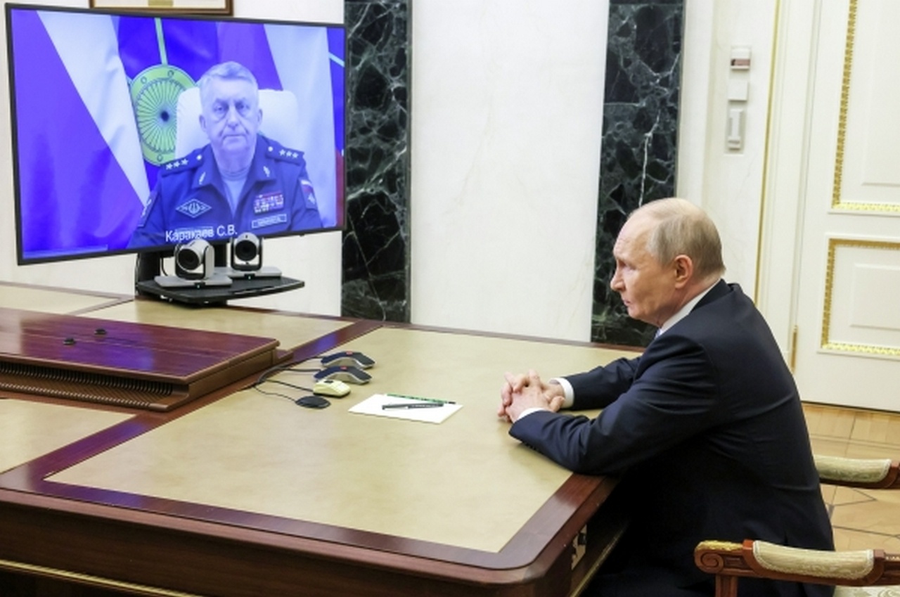 Президент РФ Владимир Путин слушает доклад командующего Ракетными войсками стратегического назначения Сергея Каракаева об успешном испытании ракетного комплекса «Сармат».