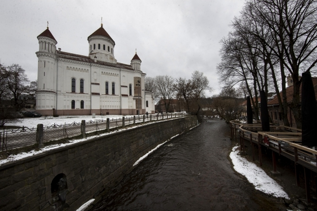 Пречистенский православный кафедральный собор на берегу реки Вильни.