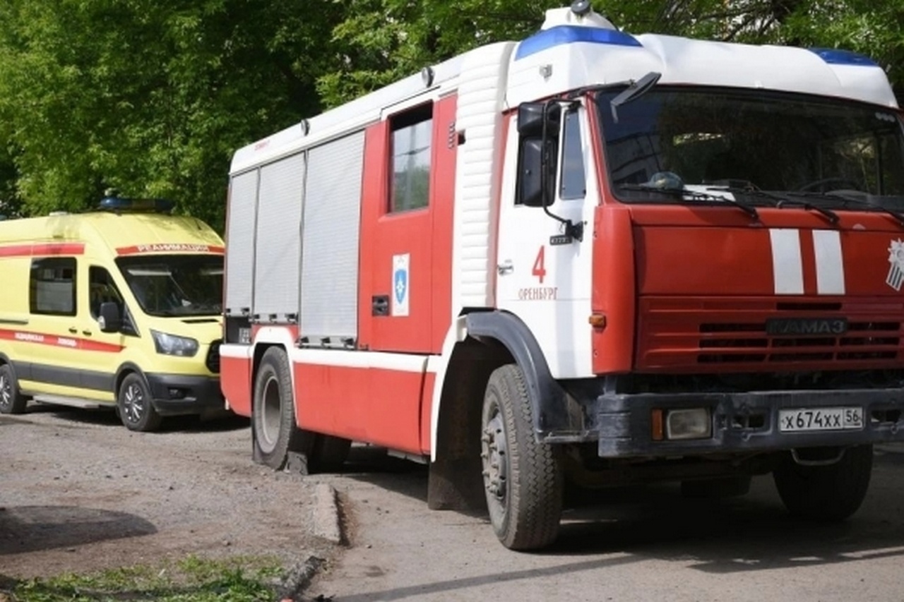 Автомобили спецслужб у жилого дома, повреждённого при отражении беспилотной атаки со стороны ВСУ в Оренбурге.