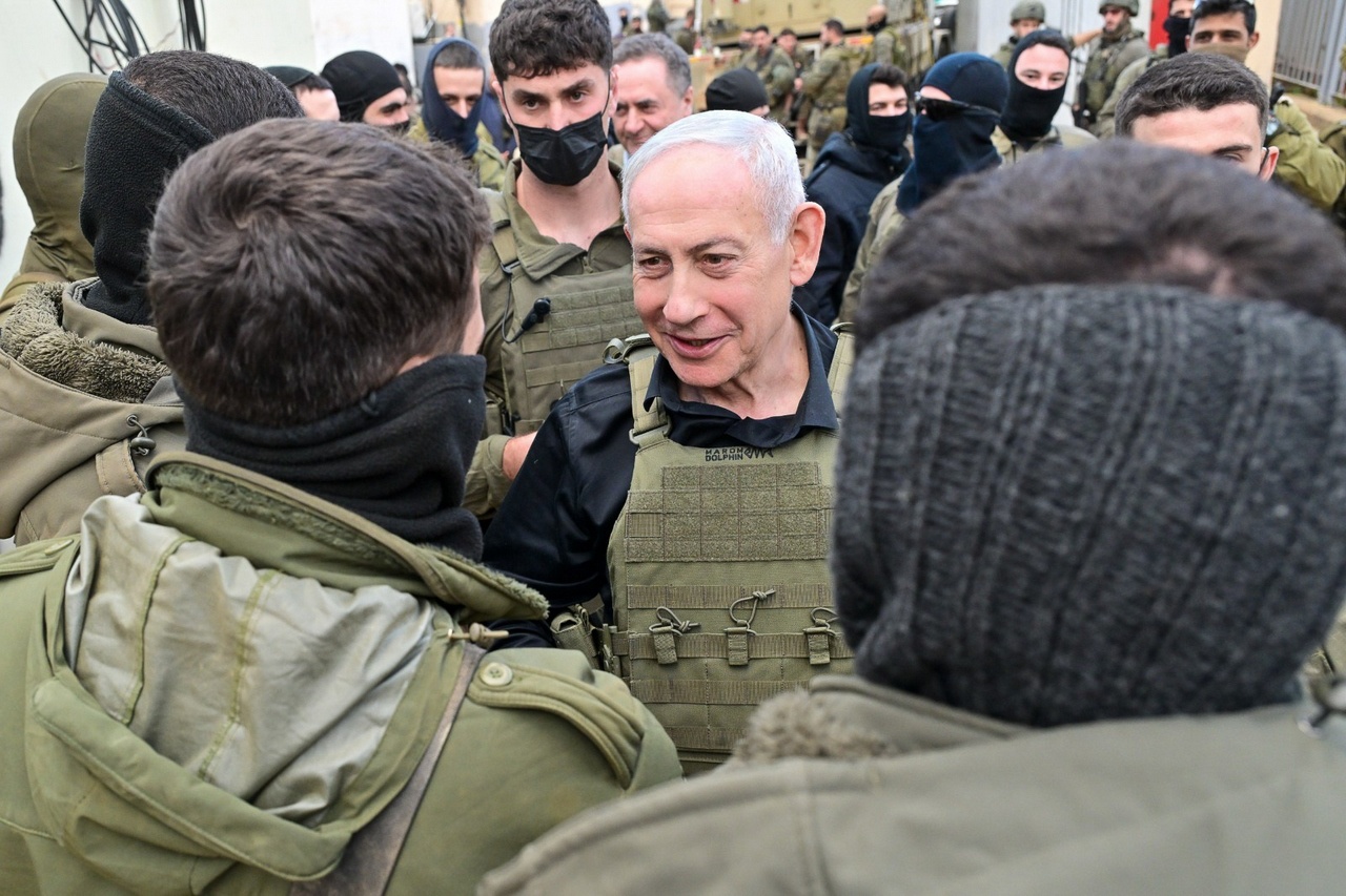 Нетаньяху остаётся на свободе, пока гремят пушки.