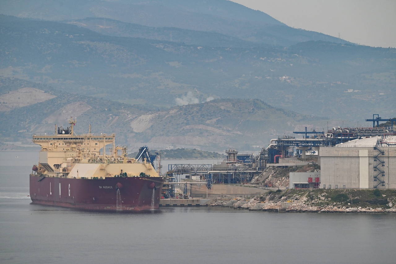 Разгрузка американского газовоза на терминале Ревитусса недалеко от Афин.