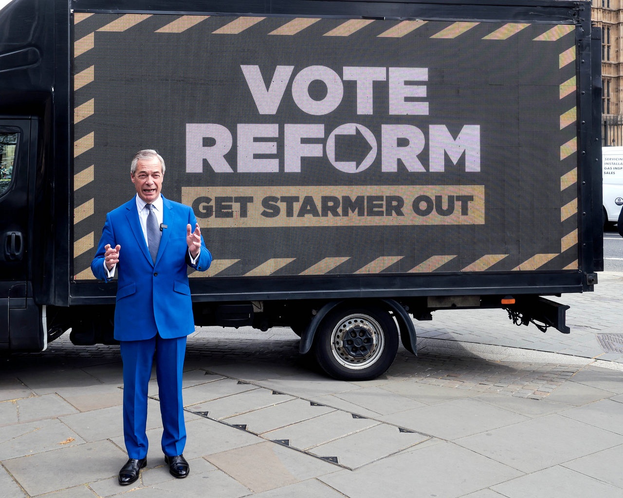 Партия Reform UK Найджела Фараджа лидирует с 26-27%.