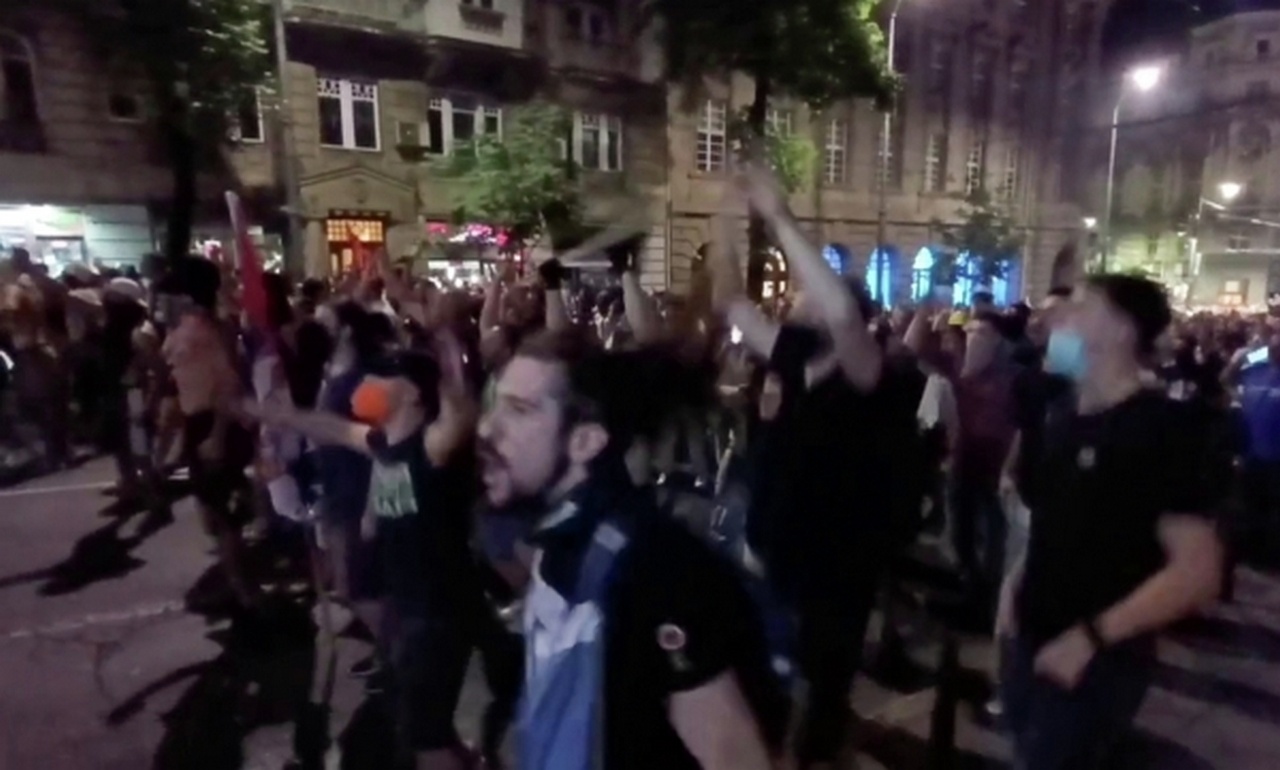 Молодёжные протесты периодически сотрясают страну.