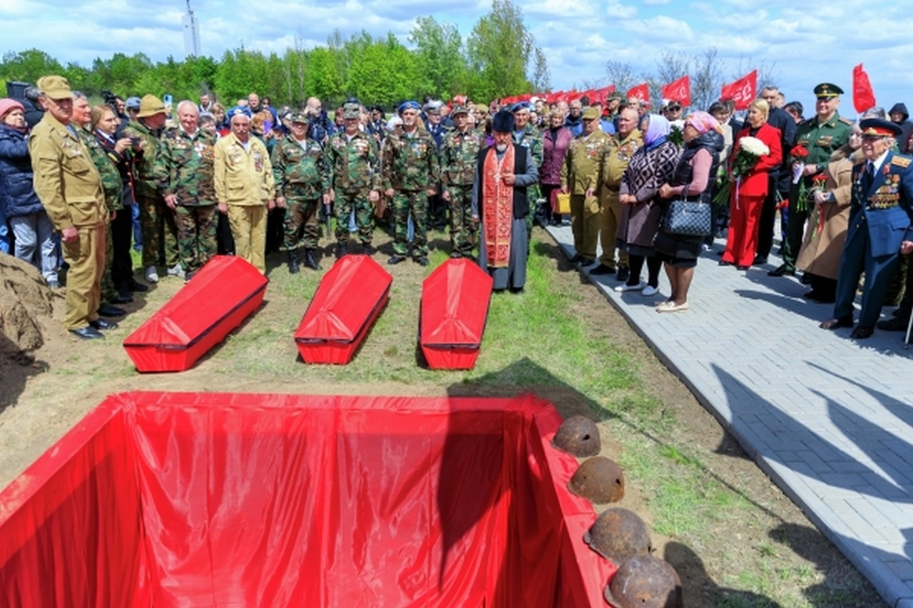 Церемония захоронения останков 16 воинов, погибших во время Великой Отечественной войны, на мемориальном комплексе в селе Шерпены в Молдавии, 2 мая 2026 г.