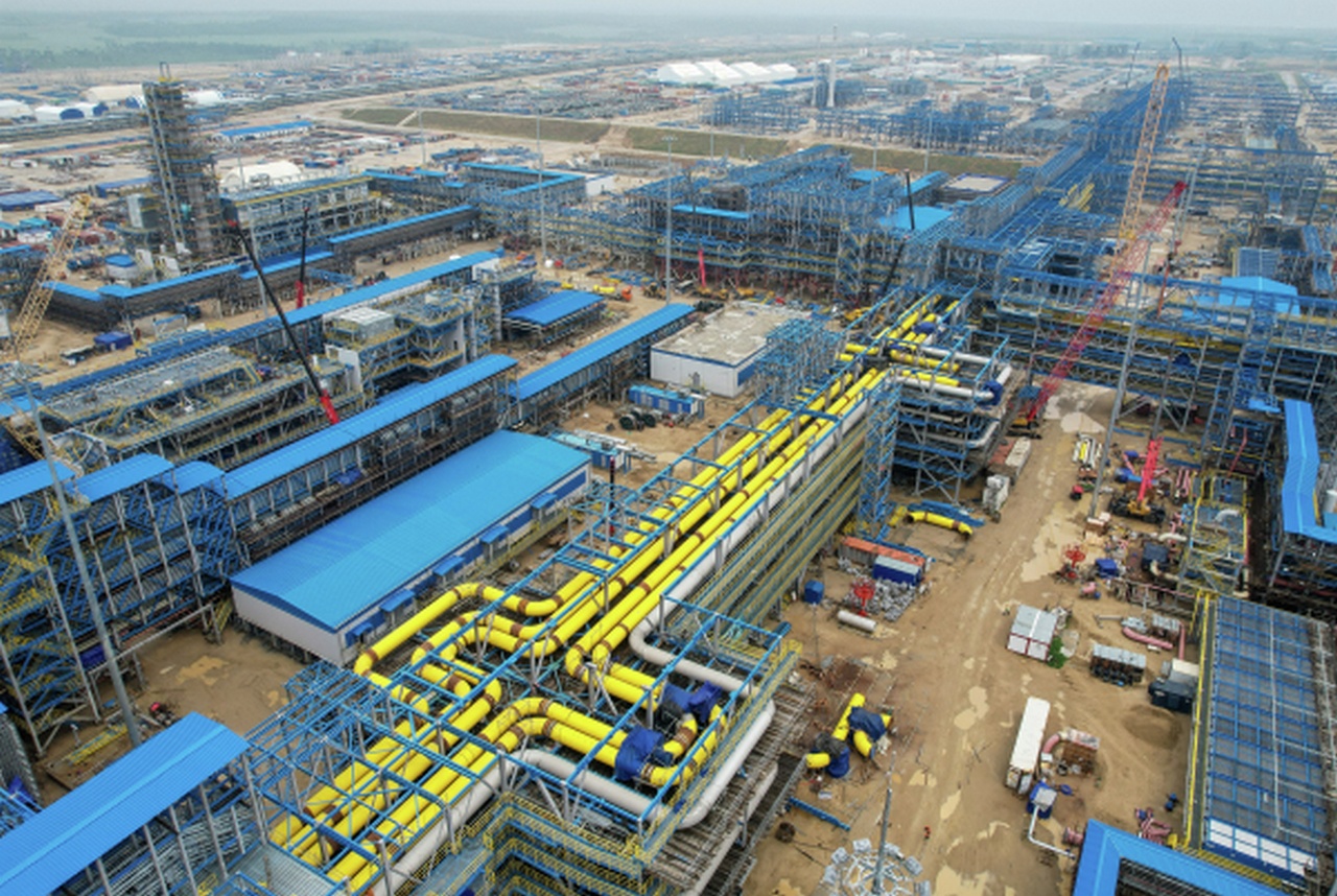 Сети надземных трубопроводов сырьевого и товарного газа, поступающего по газопроводу «Сила Сибири», на Амурском ГПЗ.