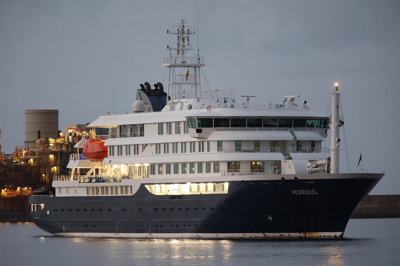 Круизный лайнер MV Hondius с пассажирами, заражёнными хантавирусом, в порту Тенерифе.