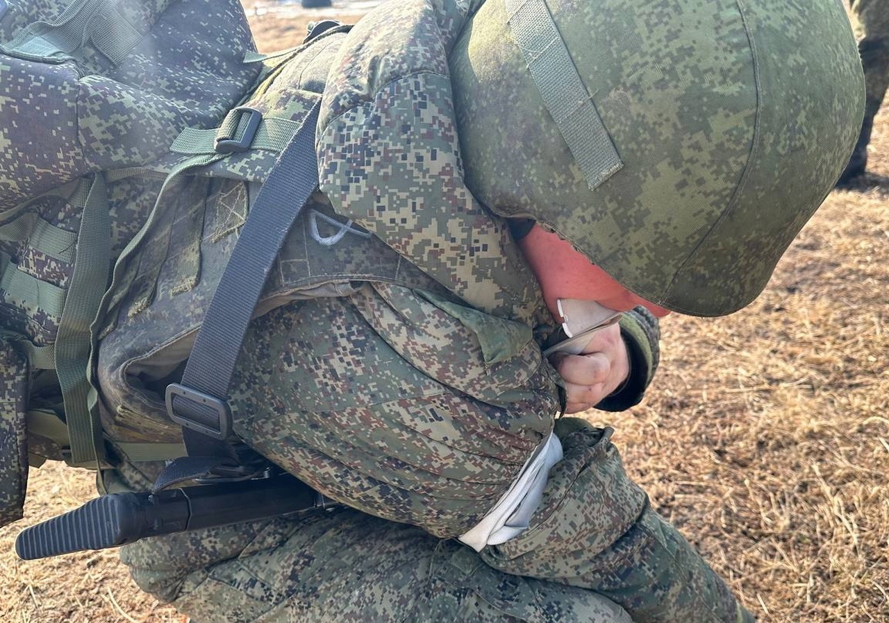 Занятия по оказанию первой помощи прошли с военнослужащими мотострелкового соединения ВВО на полигоне в Амурской области.