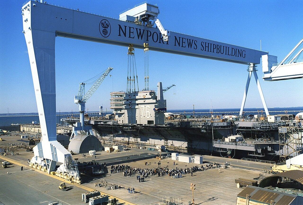Авианосец «Рональд Рейган» (CVN 76) на верфи Newport News Shipbuilding.