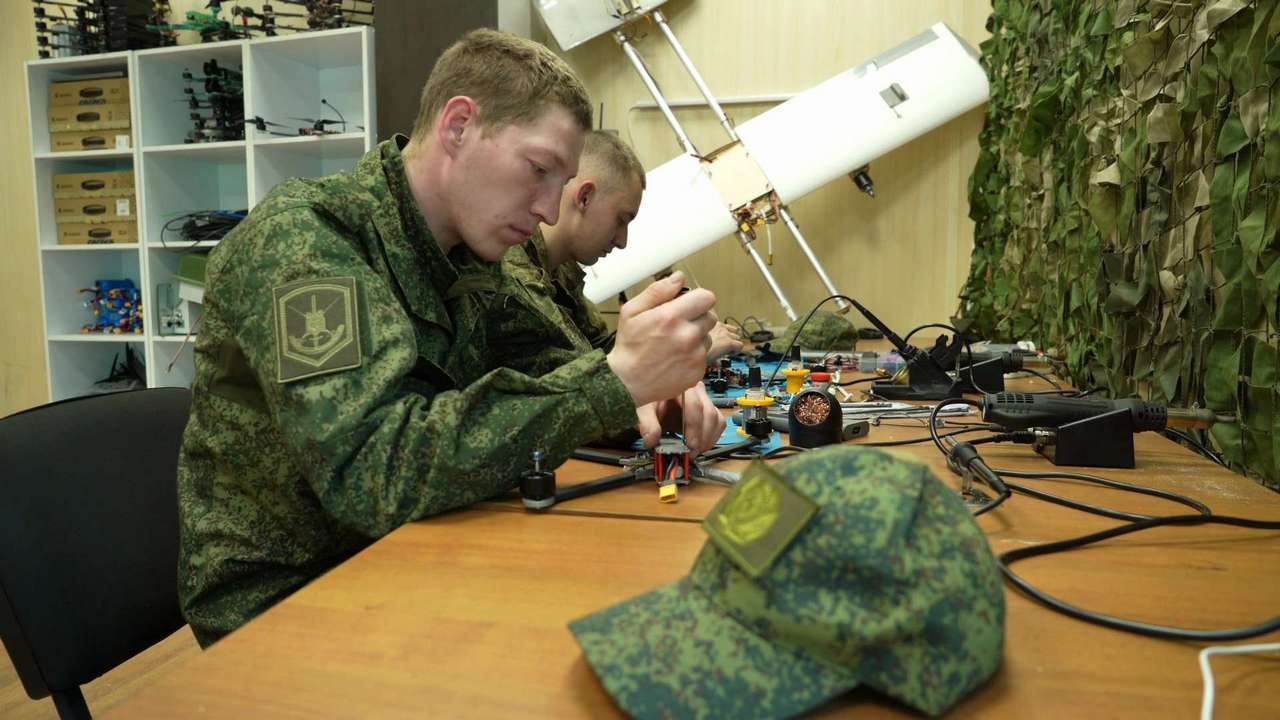 Операторы дронов войск беспилотных систем проходят обучение на одном из полигонов Московского военного округа.