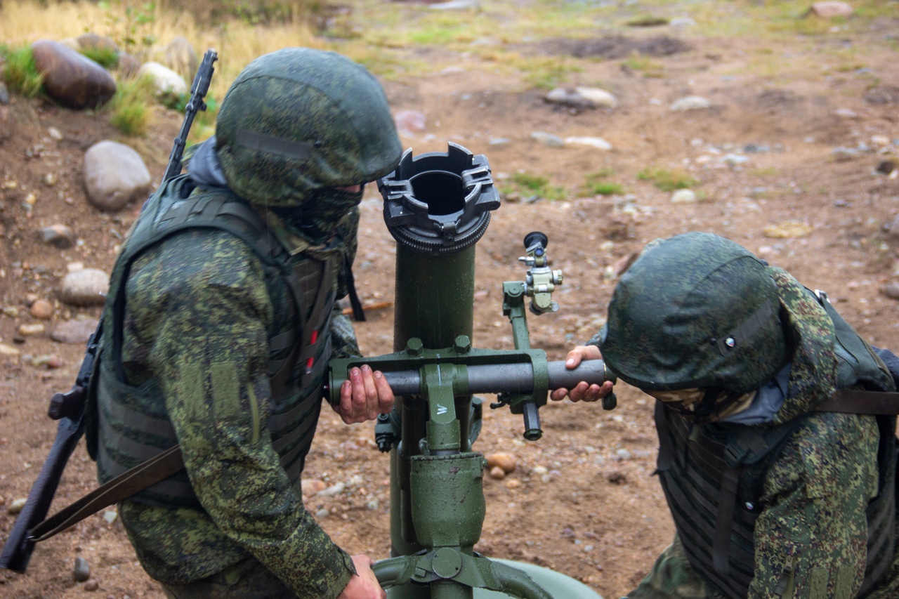 Военнослужащие ВВО на Сахалине осваивают технику ведения огня из 120-мм миномёта «Сани».