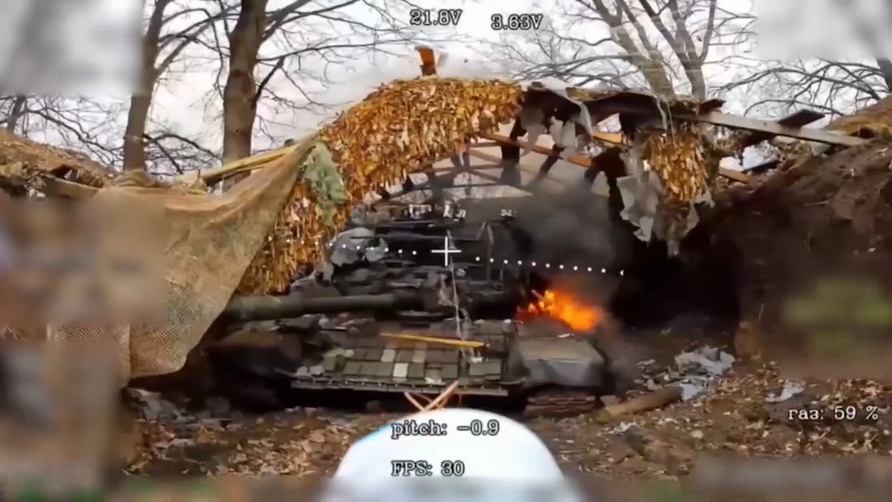 Расчёты FPV-дронов войск БпС ГрВ «Север» уничтожили танк ВСУ в Харьковской области.