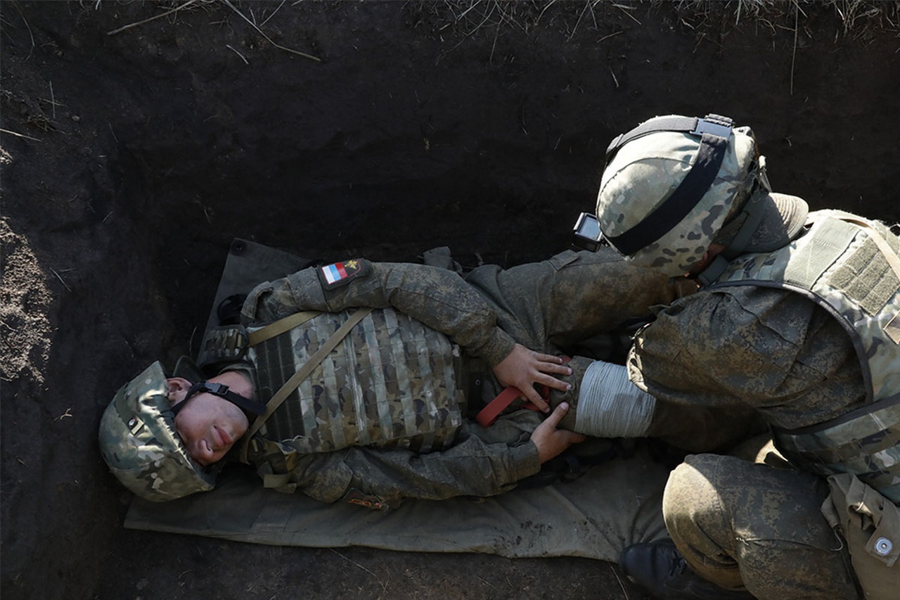 На полигоне в Кемеровской области с военнослужащими ЦВО провели занятие по тактической медицине.