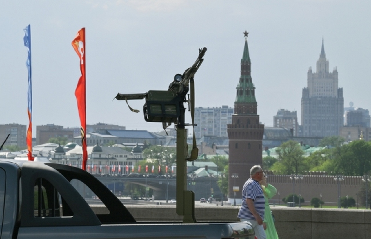 Внедорожник мобильной огневой группы ПВО около Московского Кремля перед парадом ко Дню Победы.