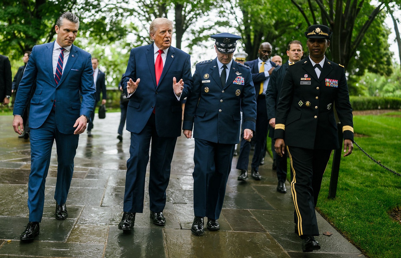 Дональд Трамп и Пит Хегсет (слева) объясняют Европе, кто в НАТО главный.