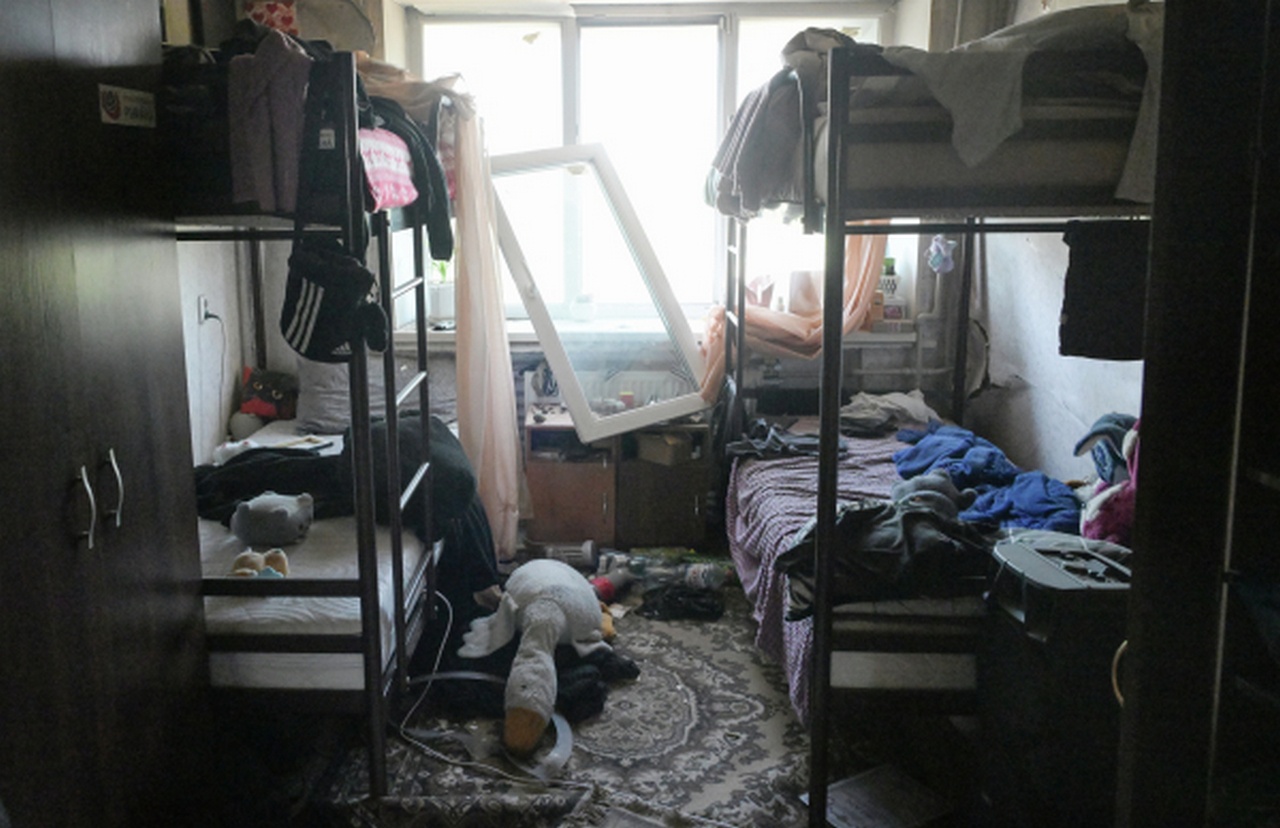 Комната общежития Старобельского колледжа Луганского государственного педагогического университета, подвергшегося ночью 22 мая атаке дронами ВСУ.