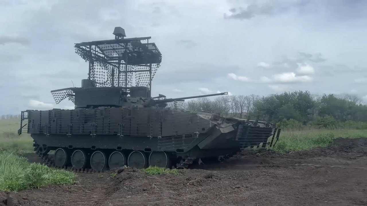 Боевая машина пехоты 1-й гвардейской танковой армии группировки «Запад» БМП-2М, оснащённая универсальным боевым модулем «Бережок».