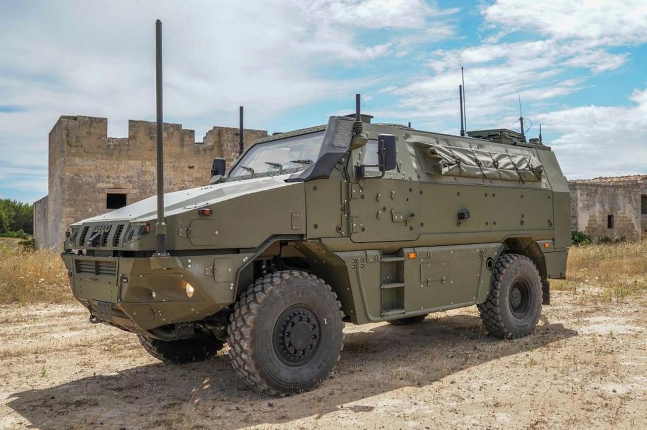 Многоцелевой германский бронетранспортёр Grizzly GFF4.