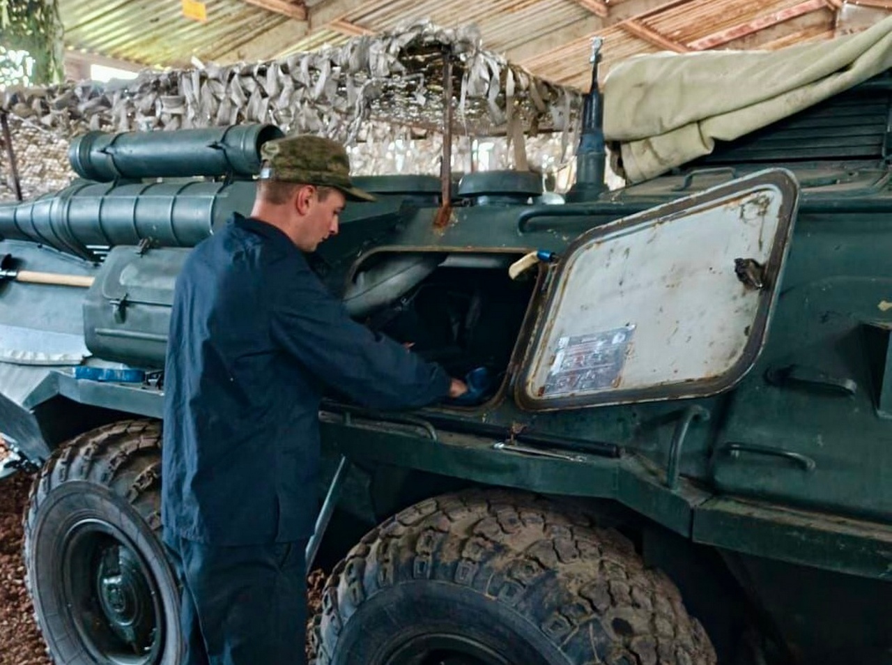 Мотострелки российской военной базы в Армении проводят подготовку техники к летнему режиму эксплуатации.