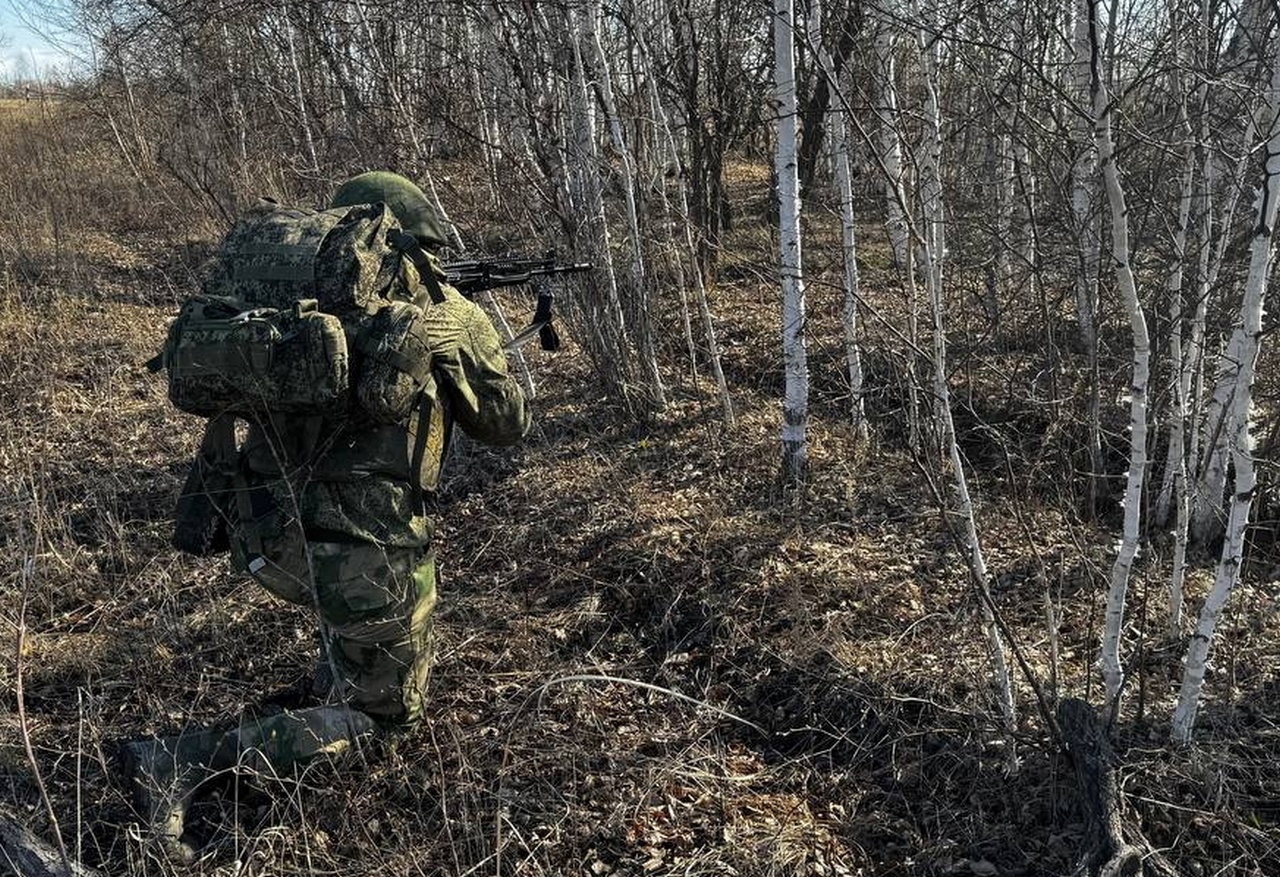 Военнослужащие ВВО, заключившие контракты с Министерством обороны России, отработали технику скрытного перемещения на местности.