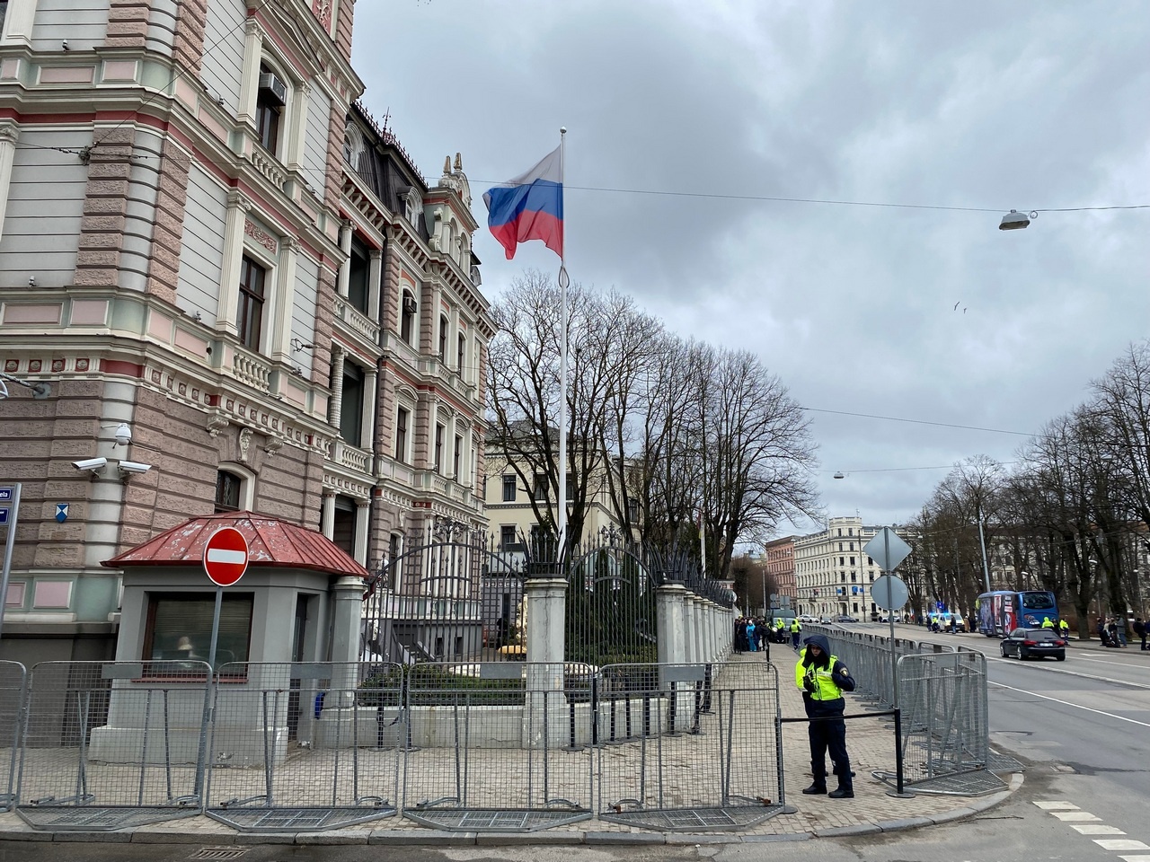Здание посольства России в Латвии - не охрана, а открытая дверь для нападения.