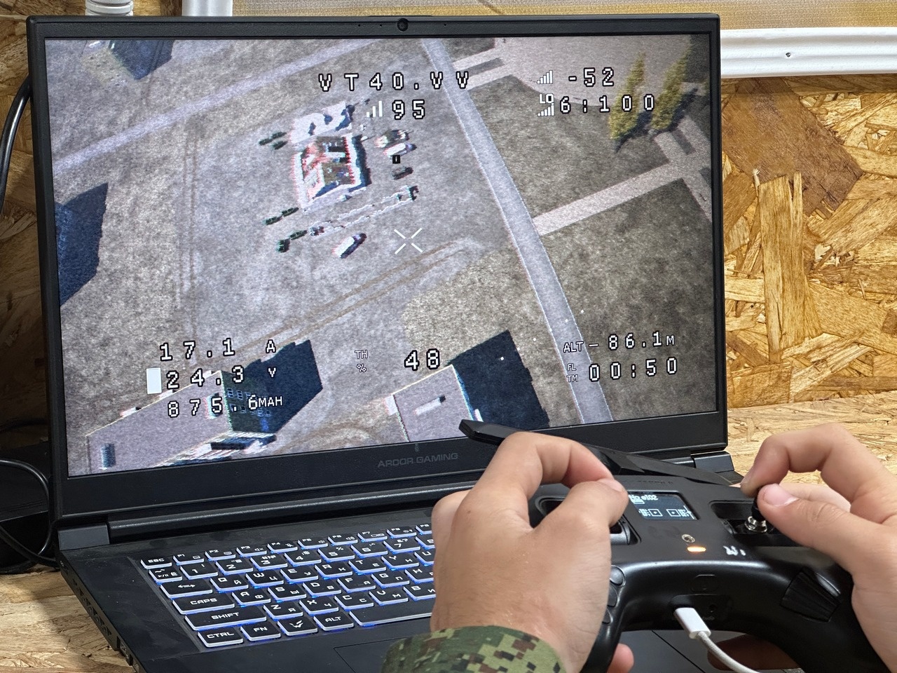 Военнослужащие войск беспилотных систем ЮВО отработали навыки управления FPV-дроном.