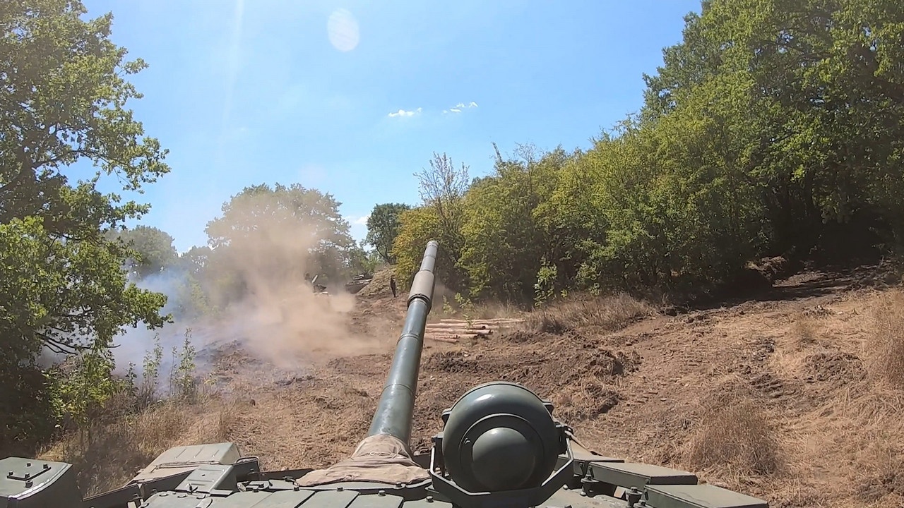 Механики-водители танков Т-72Б3 успешно преодолели полосу препятствий на полигоне ЮВО.