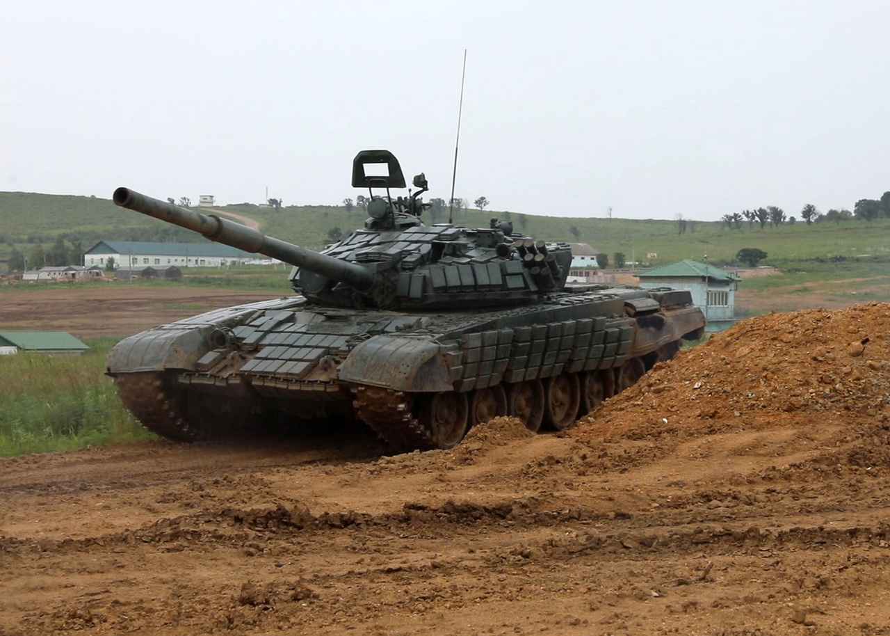Военнослужащие, заключившие первые контракты с Минобороны России, осваивают вождение танков.