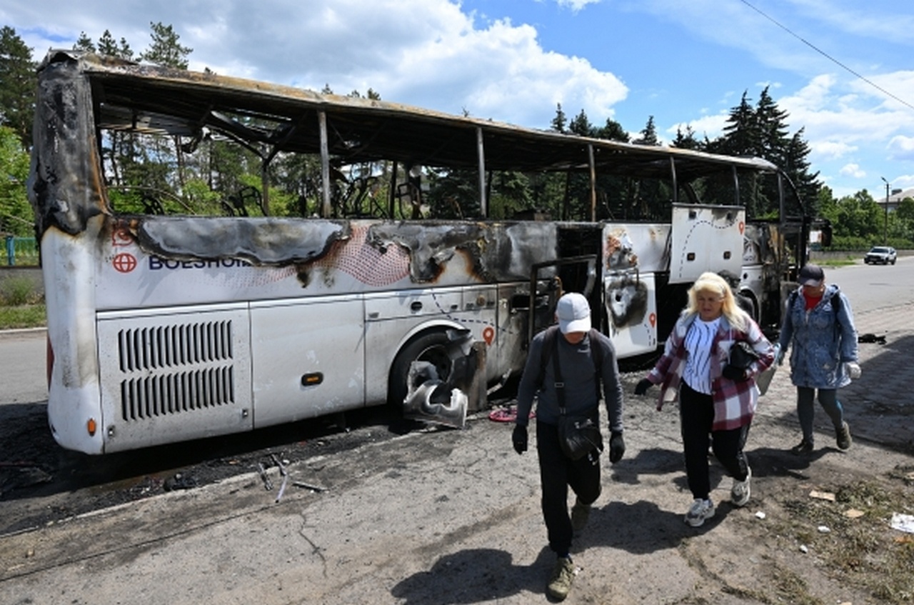 Сгоревший в результате атаки дрона ВСУ автобус в Енакиево.