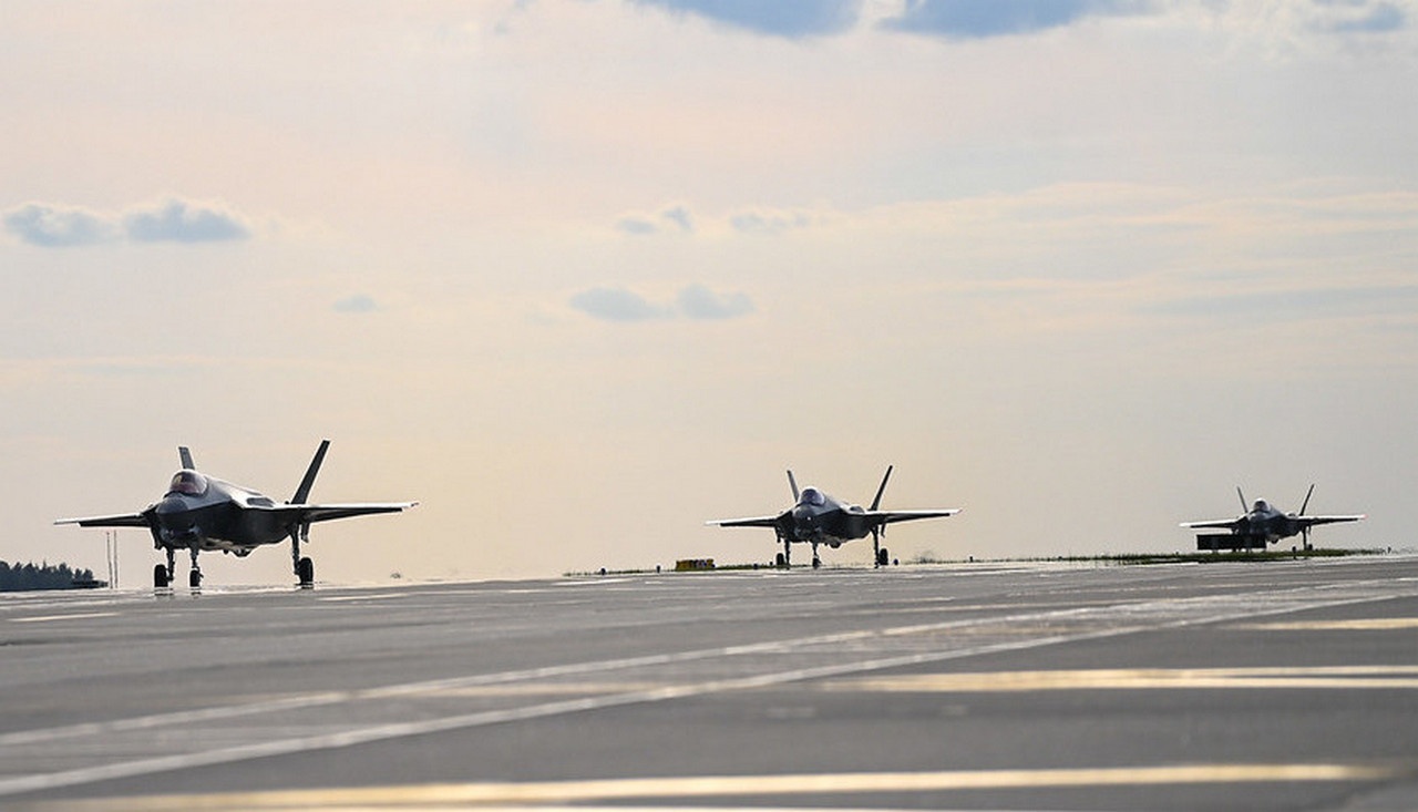 Прибытие в Польшу первых трёх истребителей F-35 из США, 22 мая 2026 г.