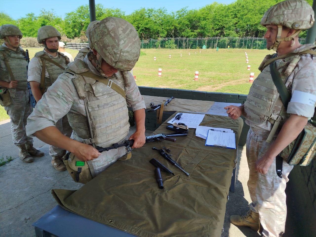Новобранцы соединения береговой обороны ЮВО осваивают курс общевойсковой подготовки.