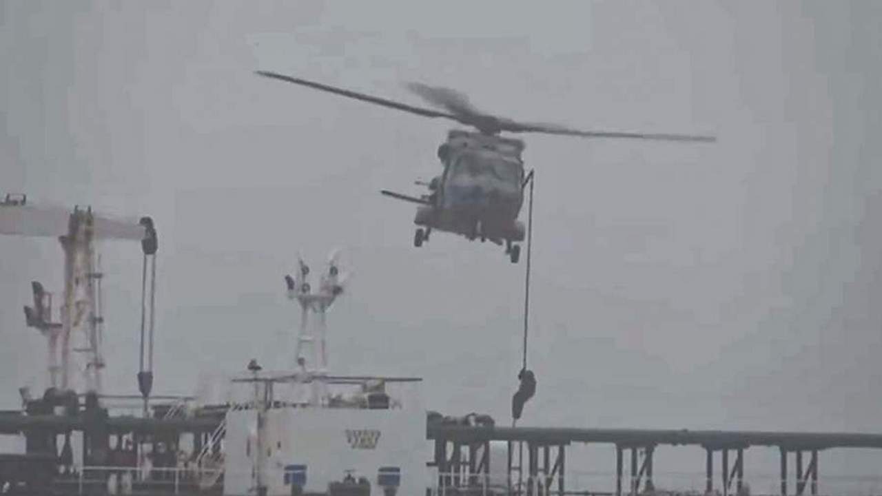 Военно-морские силы Франции при поддержке Великобритании задержали в Атлантическом океане танкер Tagor, следовавший из России в Камерун.