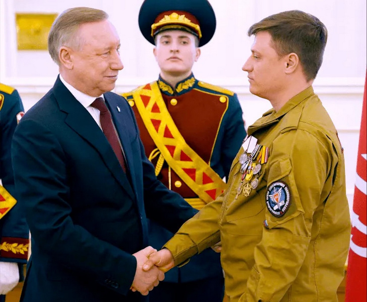 Специалистов НЦГР награждает губернатор Санкт-Петербурга Александр Беглов.