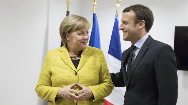 Президент Франции Эмманюэль Макрон поддерживает канцлера ФРГ Ангелу Меркель.