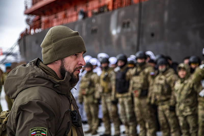 Даниил Мартынов со сводной группой во время «освобождения» атомного ледокола.