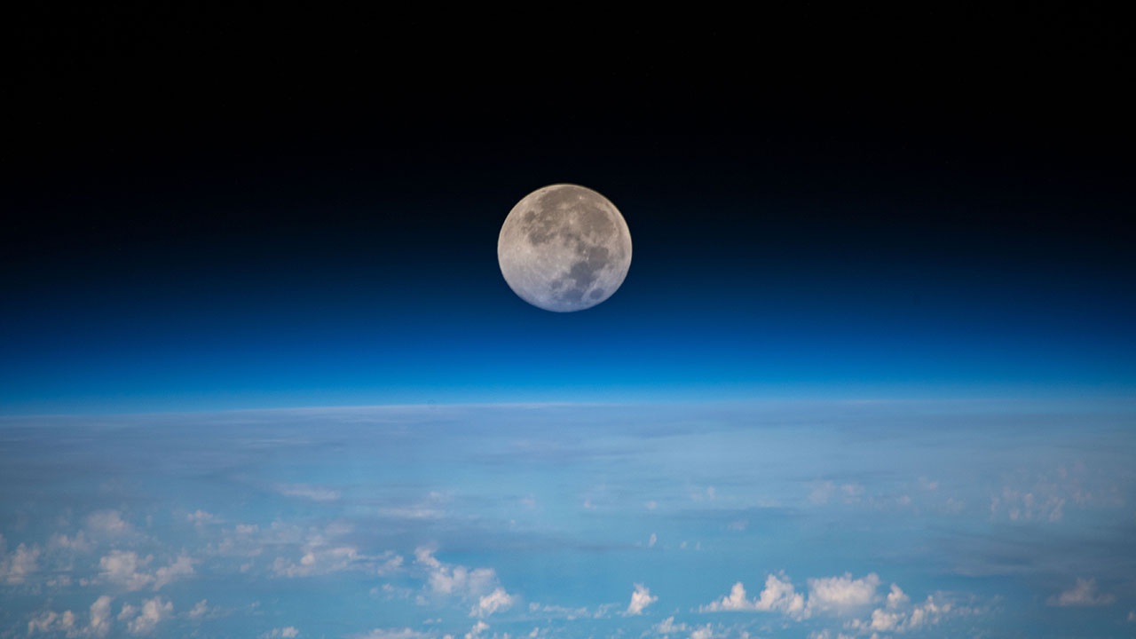 Spectacular Views of the Earth From Low Orbit - Bloomberg
