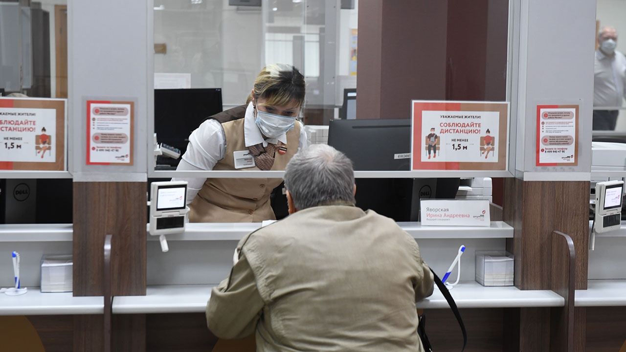 Мфц взять электронный. Терминал электронной очереди. Мфц. Мфц выборы. Мфц фото.