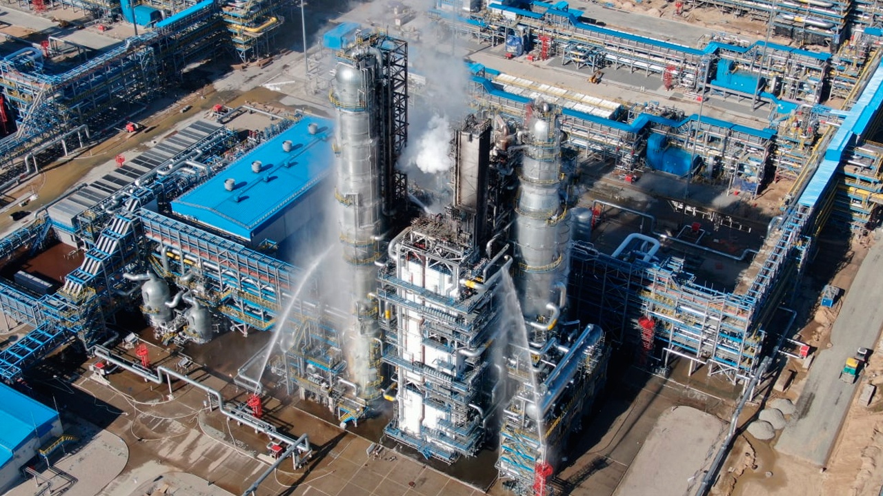 Газ перерабатывают. АГПЗ Амурский завод. Газоперерабатывающий завод на Амуре. Свободный Амурская область завод газоперерабатывающий.
