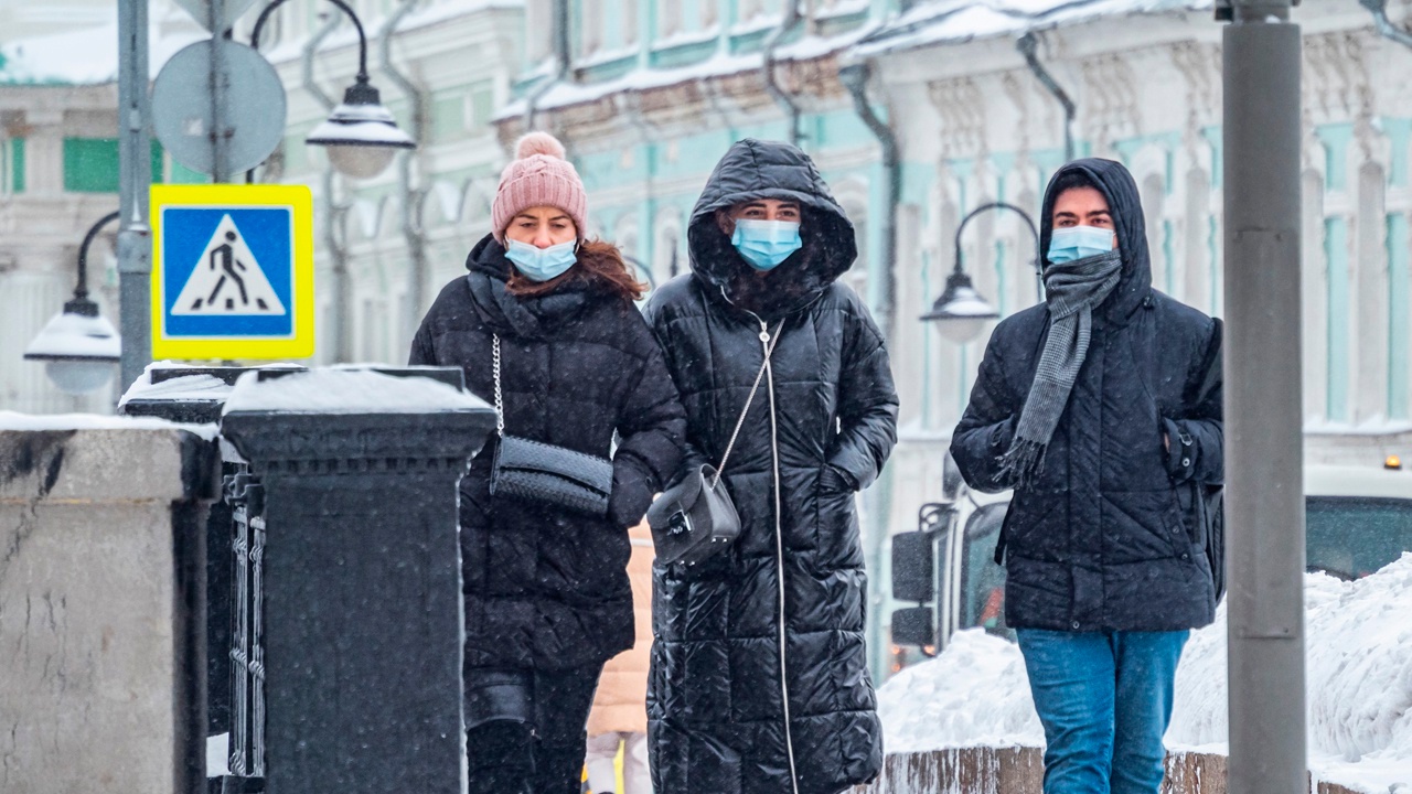 Человек мерзнет на улице. С понедельника в москве похолодает. Очень сильный мороз. Пасмурно небольшой снег. Сильный мороз.