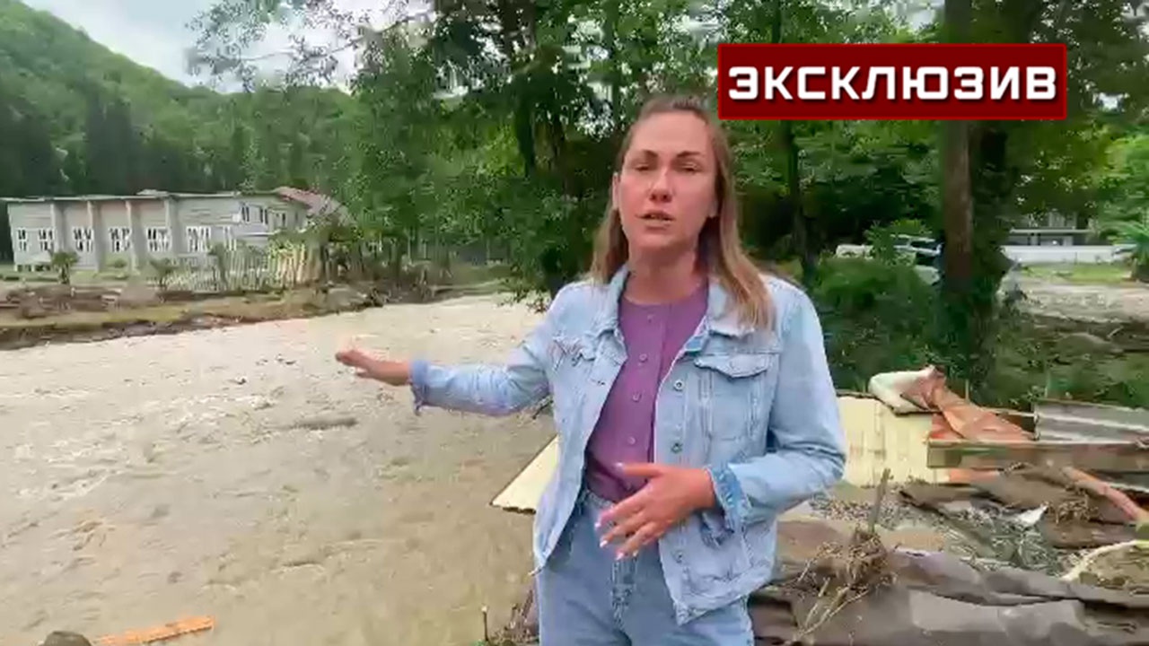 Нашли ли девушку унесенную в сочи. Стихийные бедствия в Сочи. Потоп в Лазаревском 2022. Сочи 24 июня 2022 потоп. Наводнение в Сочи июнь 2022.