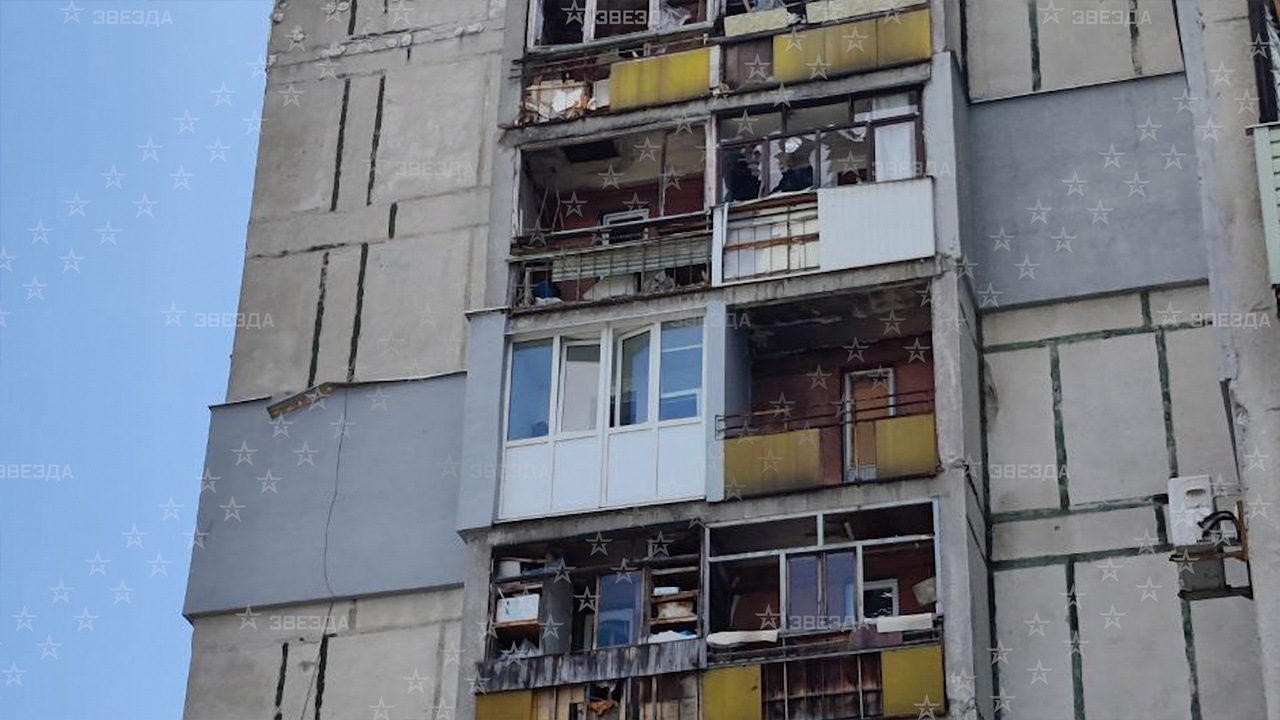 Xarkivda vayron bo‘lgan gimnaziya, dala maydonidagi ulkan o‘ra. Urush suratlari