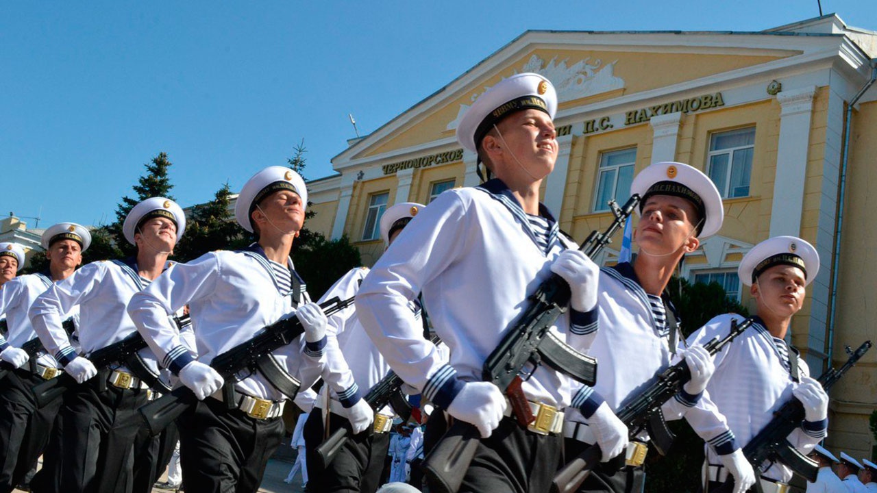 Начальник Черноморского ВВМУ вручил вызовы на прохождение профессионального отбо