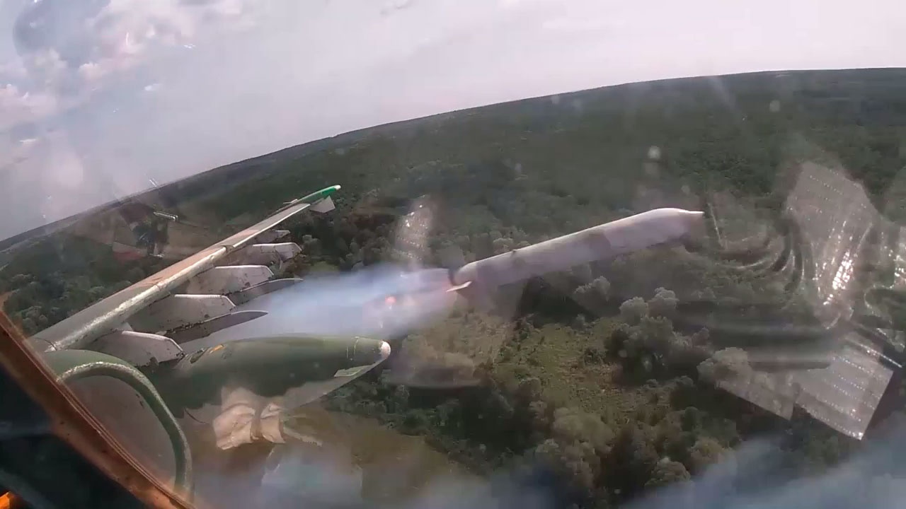 Российский "Урал" проскочил мимо украинского танка: видео - МК